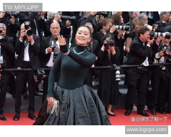 足球明星携女友出席盛典引关注甜蜜互动成焦点